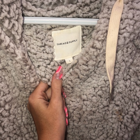 A big fluffy sweater - Picture 2 of 6